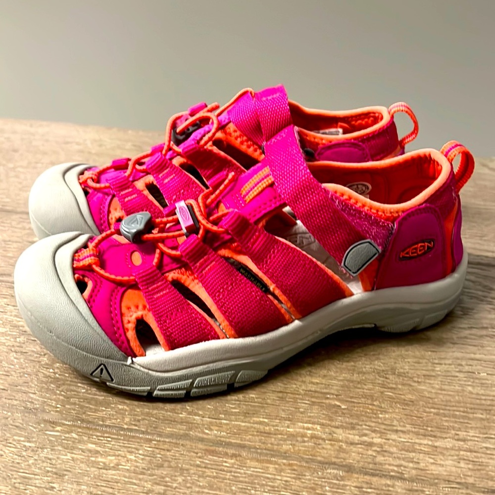 Keen water shoes, size 3 little kid, 100% tread great condition